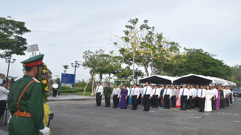 Các đại biểu đứng trang nghiêm và đặt tràng hoa tại Tượng đài Anh hùng dân tộc Thủ khoa Nguyễn Hữu Huân.