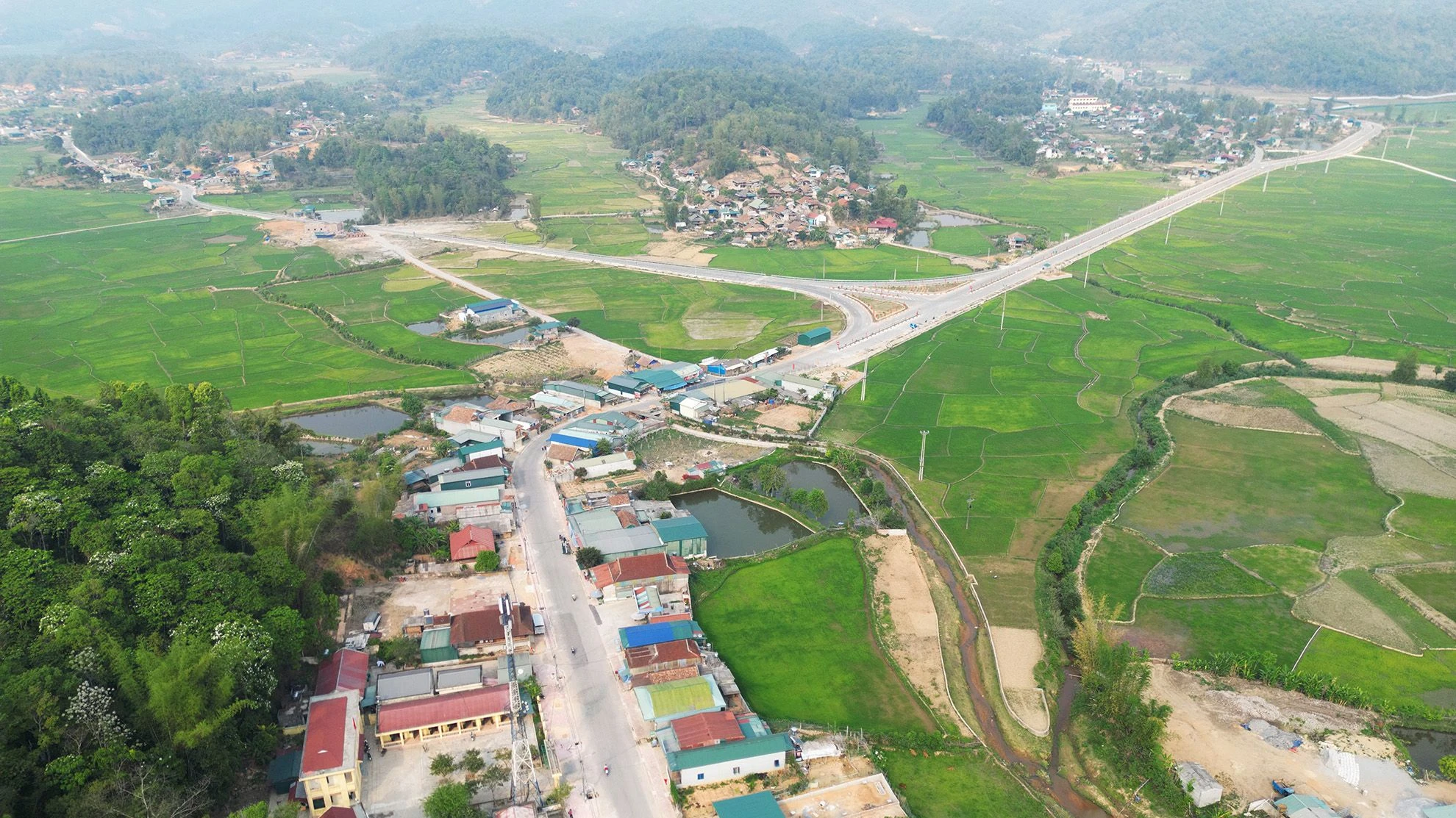 Nằm cách thành phố Điện Biên Phủ, tỉnh Điện Biên khoảng 30km, dọc theo Quốc lộ 279B, mất khoảng gần 1 giờ đồng hồ di chuyển là Khu tưởng niệm và Sở chỉ huy chiến dịch Điện Biên Phủ, tại xã Mường Phăng, nơi góp phần quan trọng làm nên một chiến thắng lịch sử sau 56 ngày đêm khoét núi, ngủ hầm, mưa dầm, cơm vắt, máu trộn bùn non.