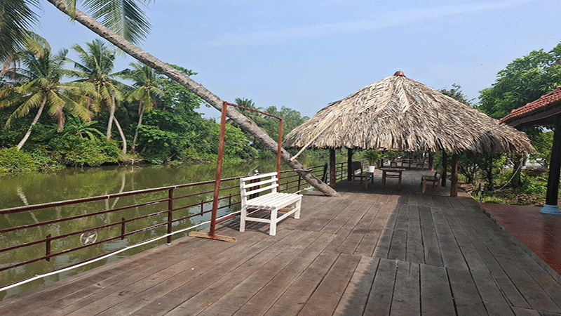 Một căn chòi xây dựng lấn chiếm hành lang đường kênh 7 của quán cà-phê Nhà gỗ ven sông.