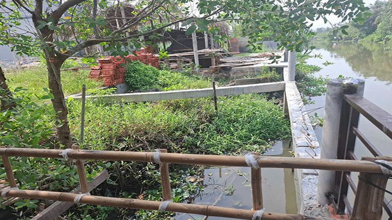 Một đoạn công trình quán cà-phê Nhà gỗ ven sông còn xây dựng dang dở.