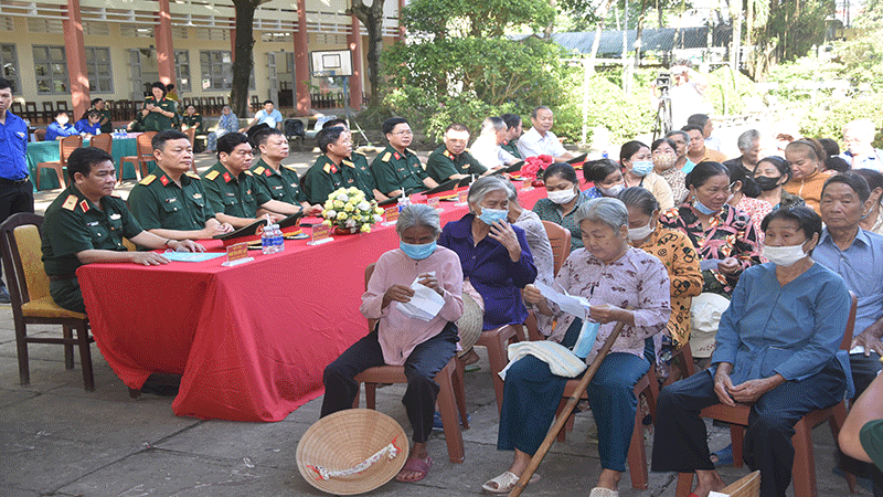 Người dân đến khám bệnh và nhận quà do Tổng cục II tổ chức.