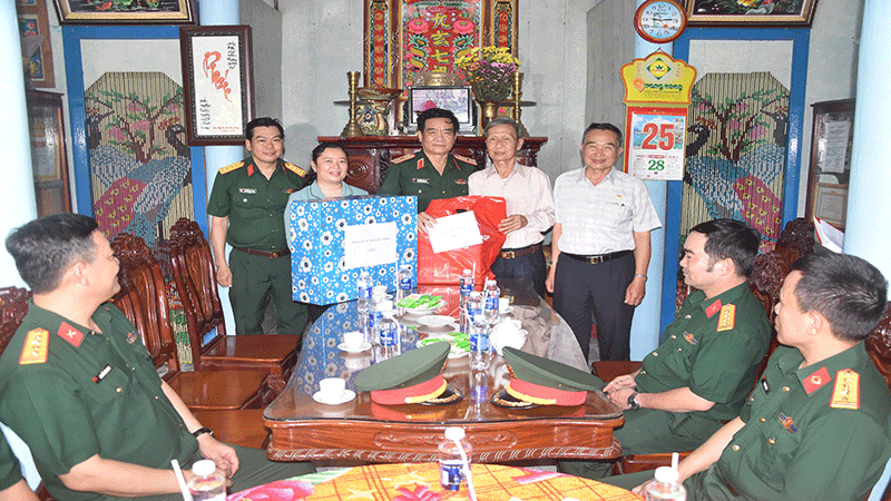 Tổng cục II thăm, tặng quà cho gia đình chính sách tại xã Tân Phú, thị xã Cai Lậy (Tiền Giang).
