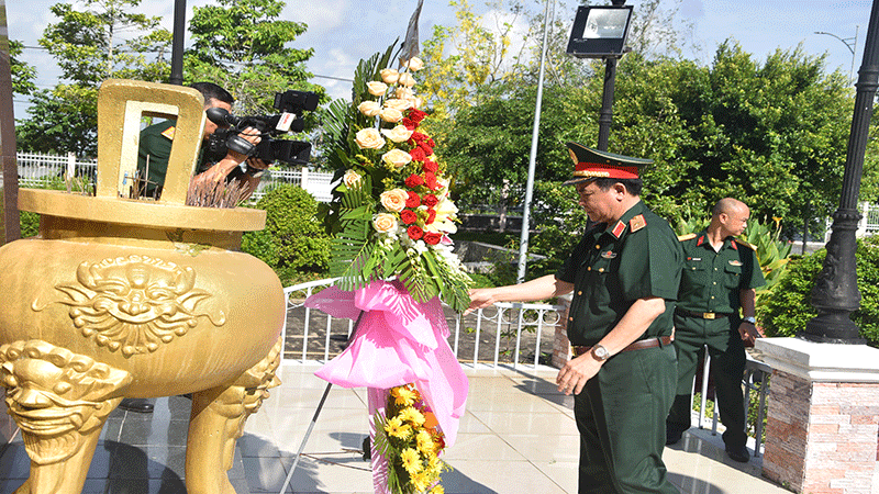 Đoàn công tác dâng hoa tại Tượng Đài 3 chiến sĩ gang thép ở Khu di tích Chiến thắng Ấp Bắc.