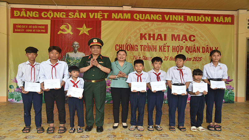 Tổng cục II tặng 8 suất quà cho học sinh có hoàn cảnh khó khăn, học giỏi.