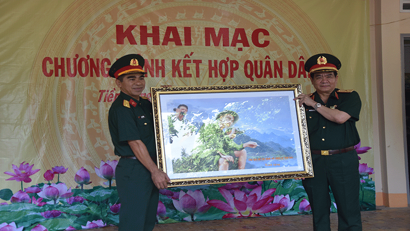 Tổng cục II tặng quà cho Bộ Chỉ huy Quân sự tỉnh Tiền Giang.