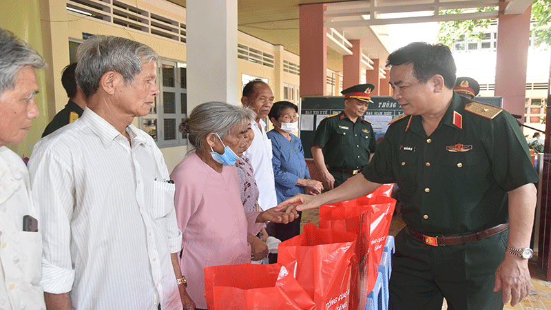 Tặng quà cho gia đình chính sách, hộ nghèo, người cao tuổi tại xã Tân Phú, thị xã Cai Lậy (Tiền Giang).