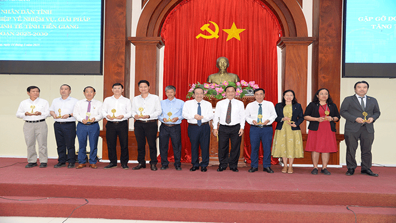 Lãnh đạo tỉnh Tiền Giang trao biểu trưng cho các doanh nghiệp.