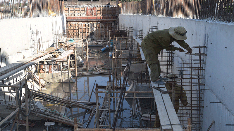 Công nhân làm việc trên công trường của dự án.