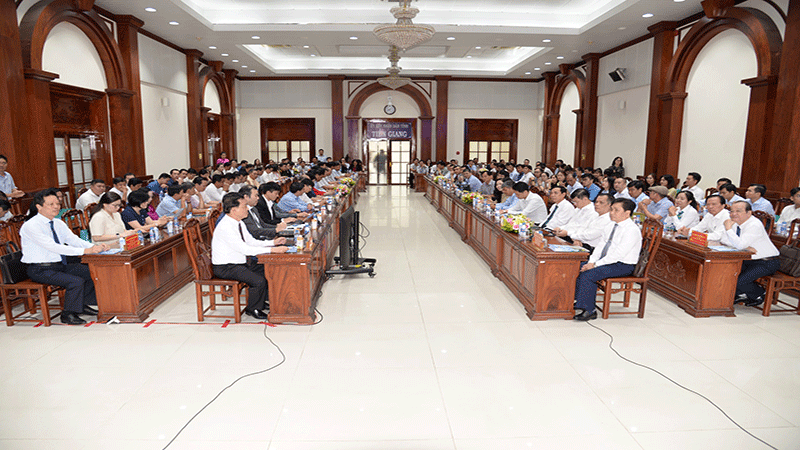 Lãnh đạo tỉnh Tiền Giang gặp gỡ, trao đổi với các doanh nghiệp.