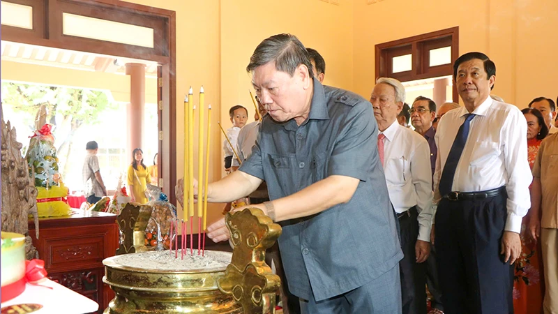 Đồng chí Trần Văn Rón, Ủy viên Trung ương Đảng, Phó Chủ nhiệm Thường trực Ủy ban Kiểm tra Trung ương, dâng hương tưởng nhớ Thủ tướng Chính phủ Võ Văn Kiệt. 