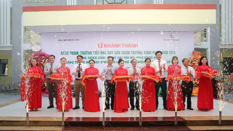 Lãnh đạo huyện Duy Xuyên và BSR cắt băng khánh thành Trường Tiểu học Duy Sơn (Điểm trường Phú Nham Tây). 