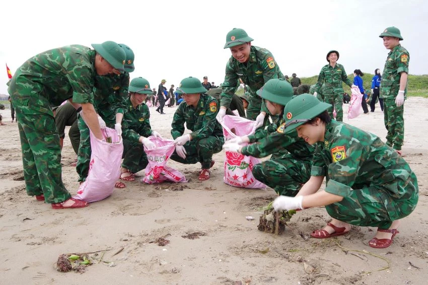 Các đoàn viên, thanh niên tham gia làm sạch hơn 1km bãi biển Cửa Lò.