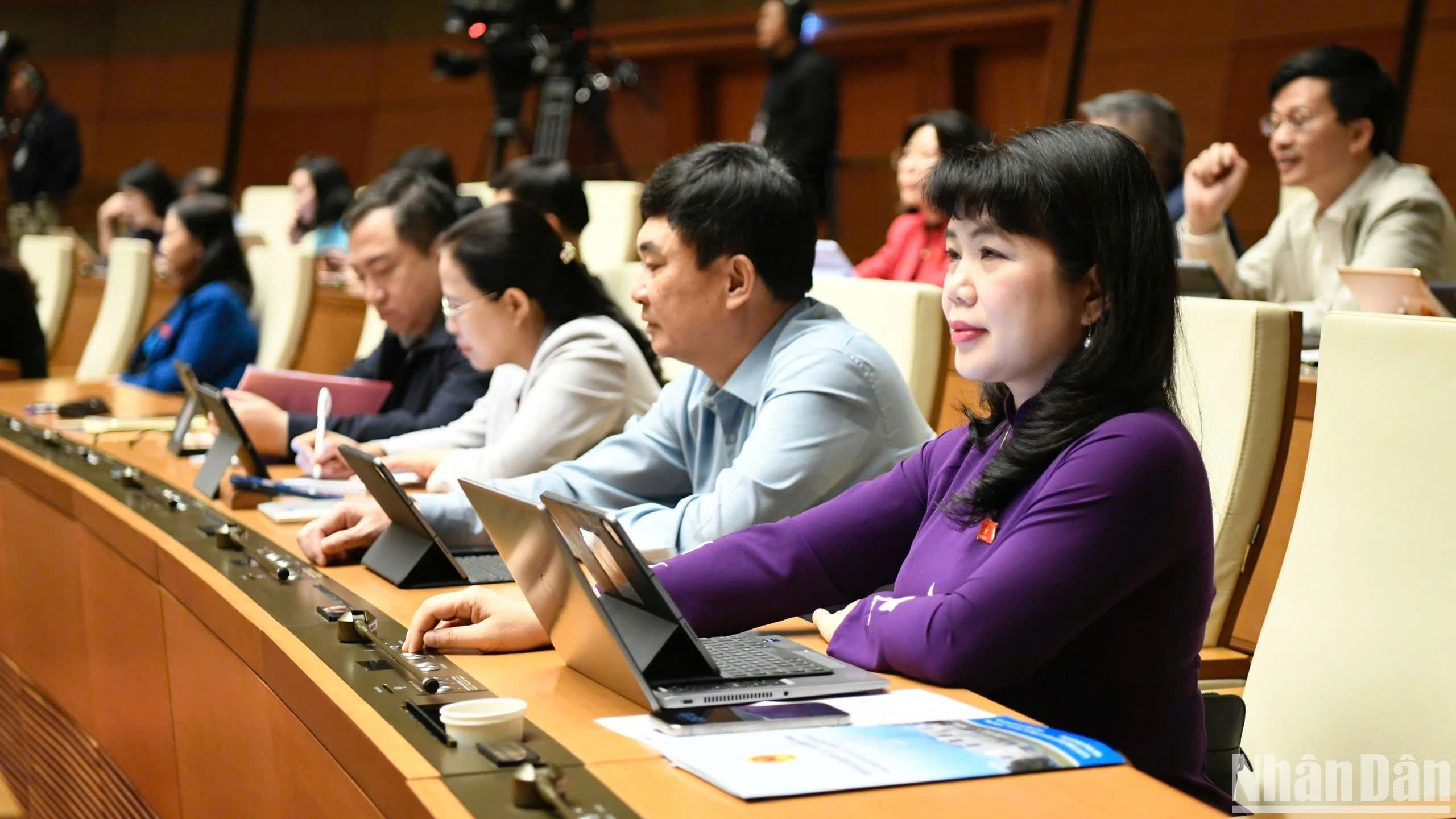 Đại biểu Quốc hội biểu quyết thông qua Nghị quyết về chủ trương đầu tư Chương trình mục tiêu quốc gia về phát triển văn hóa giai đoạn 2025-2035. (Ảnh: DUY LINH)