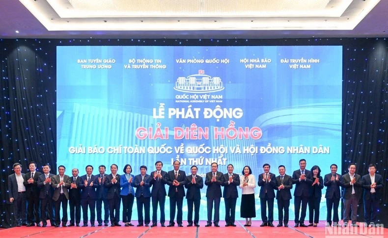 Các đại biểu chụp ảnh lưu niệm tại lễ phát động Giải Diên Hồng ngày 27/12/2022. (Ảnh: DUY LINH)