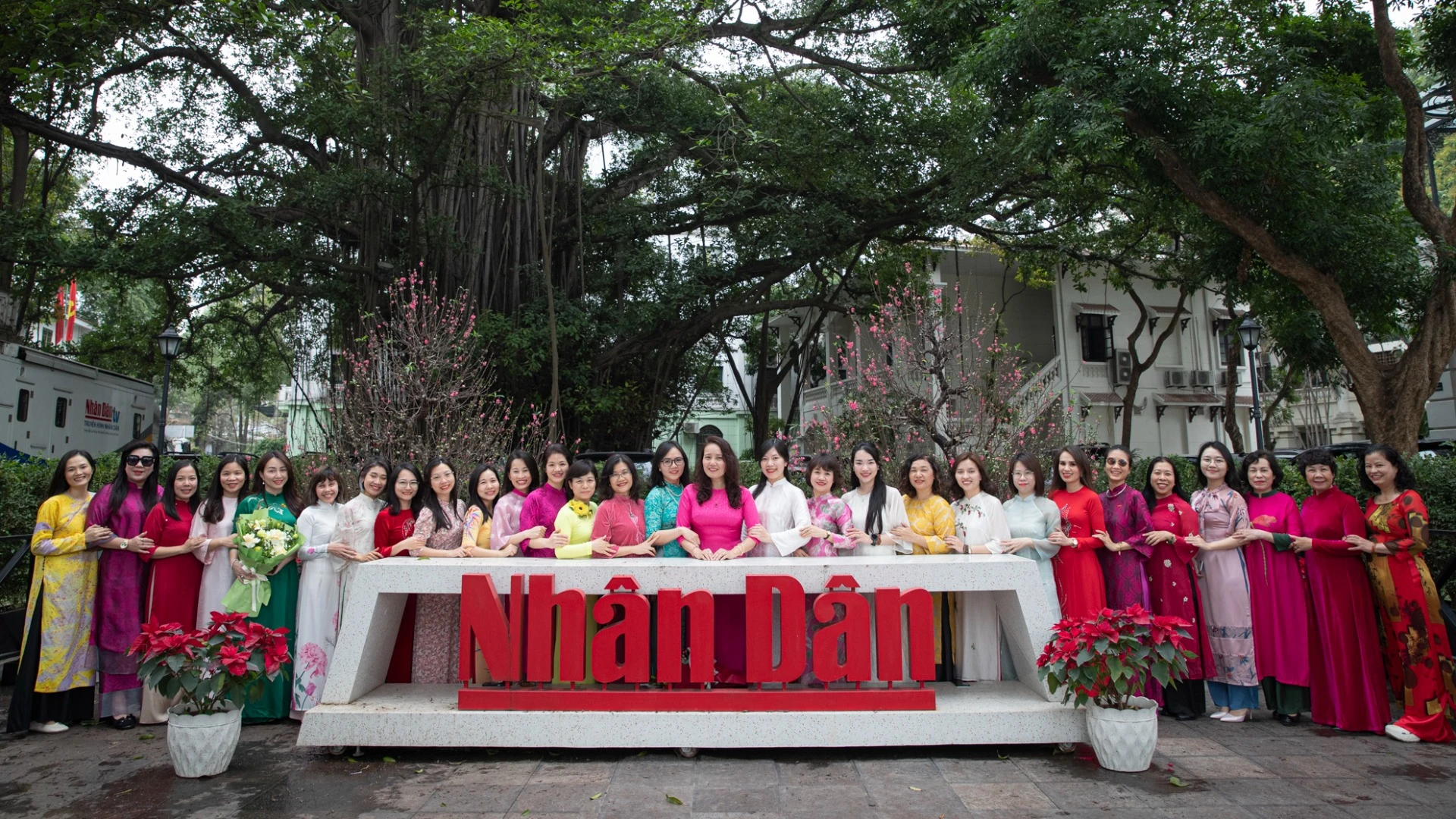 Nữ cán bộ, người lao động Báo Nhân Dân hưởng ứng “Tuần lễ áo dài”.