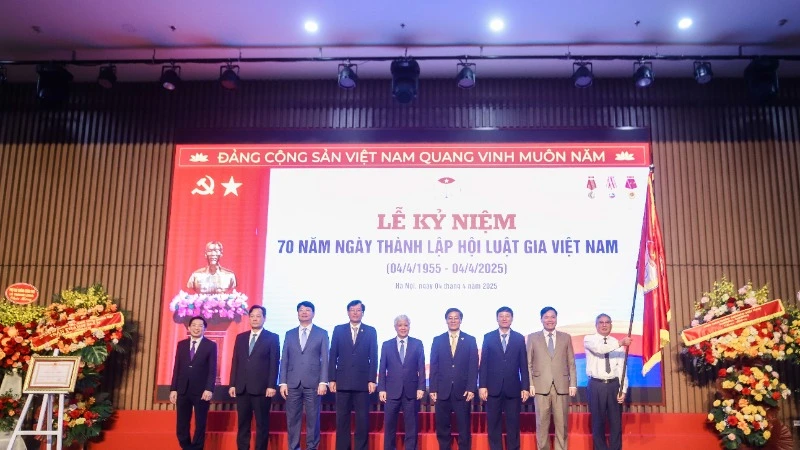 Hội Luật gia Việt Nam đón nhận Huân chương Lao động hạng Nhất.