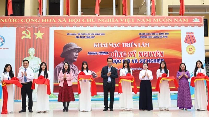 Các đại biểu cắt băng khai trương triển lãm chuyên đề "Trung tướng Đồng Sỹ Nguyên - Cuộc đời và sự nghiệp".
