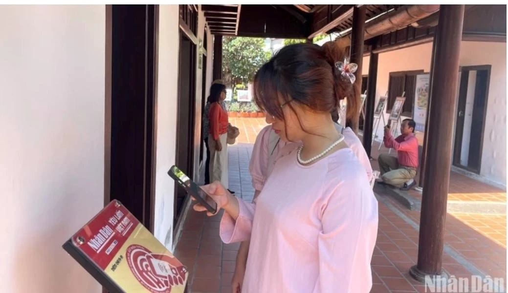 Du khách check-in "Yêu lắm Việt Nam" tại Bình Thuận.