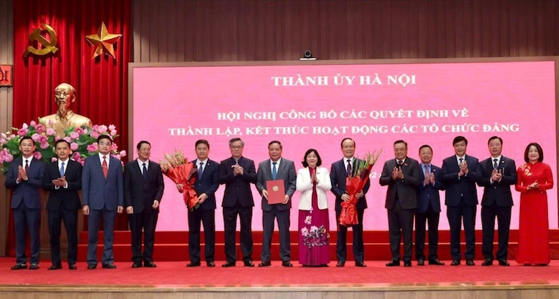 Bí thư Thành ủy Hà Nội Bùi Thị Minh Hoài trao quyết định thành lập Đảng bộ các cơ quan Đảng thành phố.