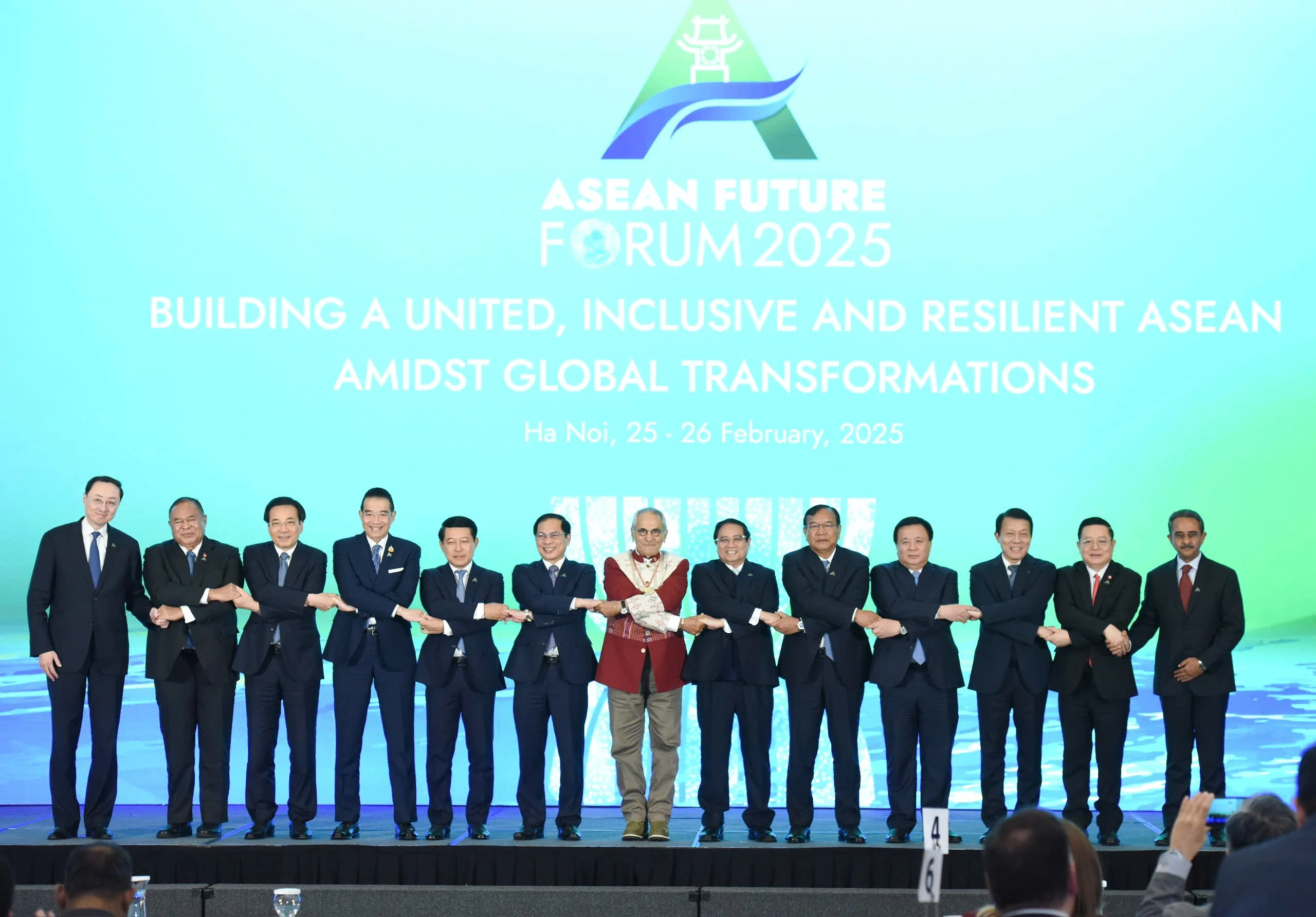 Thủ tướng Phạm Minh Chính cùng các Trưởng đoàn tham dự Diễn đàn Tương lai ASEAN 2025. Ảnh: TRẦN HẢI