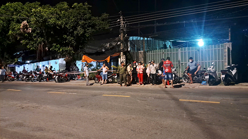 Người dân theo dõi vụ việc.