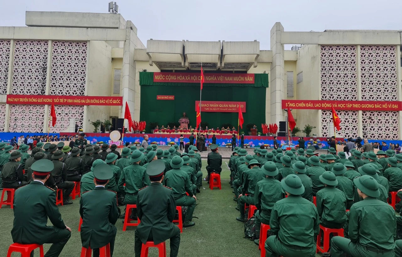 Thanh niên thành phố Vinh lên đường nhập ngũ.