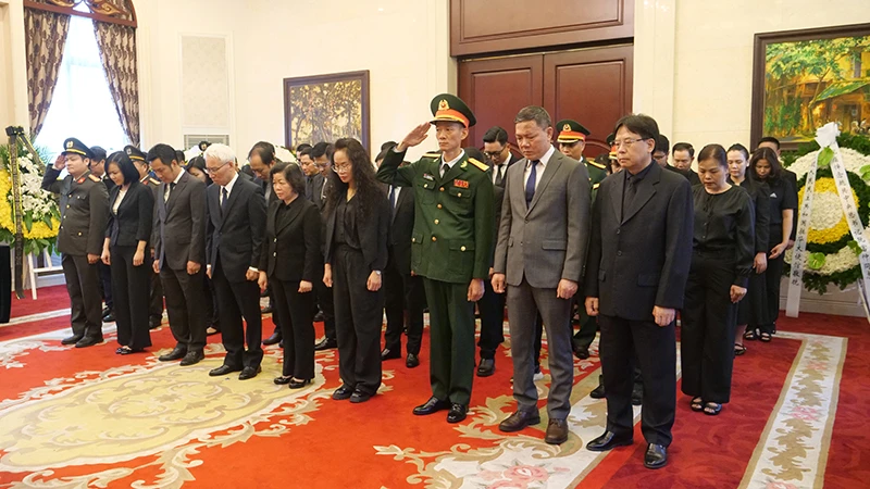 Đại sứ Phạm Sao Mai và cán bộ, nhân viên Đại sứ quán Việt Nam tại Trung Quốc viếng Tổng Bí thư Nguyễn Phú Trọng.