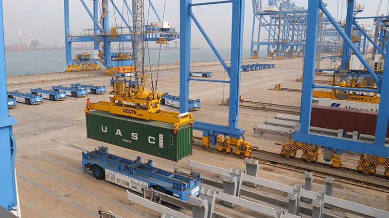 Hệ thống bốc xếp container tự động tại Cảng Thanh Đảo, tỉnh Sơn Đông, Trung Quốc.