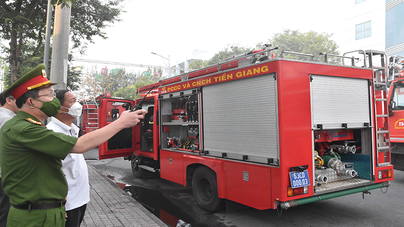 Đại tá Nguyễn Minh Tân, Phó Giám đốc Công an Tiền Giang chỉ đạo lực lượng chữa cháy tại hiện trường.