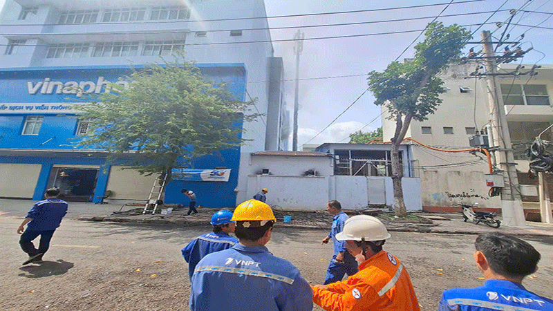 Ngọn lửa đã cháy trở lại, hoạt động khắc phục sự cố đã dừng lại để lực lượng chữa cháy chuyên nghiệp xử lý.