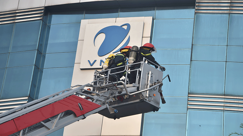 Huy động xe thang chữa cháy từ trên cao. Huy động xe thang chữa cháy từ trên cao.