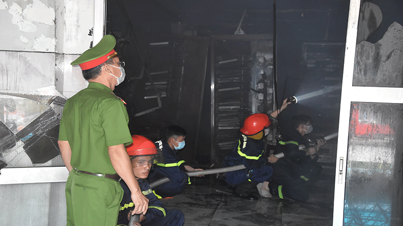 Lực lượng chữa cháy tiếp cận hiện trường phía dưới để làm mát.