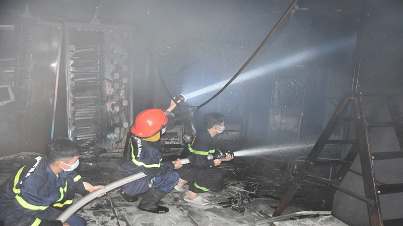 Lực lượng chữa cháy tiếp cận hiện trường.