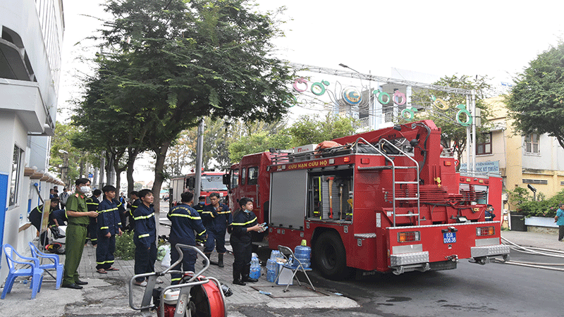 Nhiều cán bộ, chiến sĩ và phương tiện thuộc Phòng Cảnh sát phòng cháy, chữa cháy và cứu nạn, cứu hộ (Công an Tiền Giang) được huy động để chữa cháy. Nhiều cán bộ, chiến sĩ và phương tiện thuộc Phòng Cảnh sát phòng cháy, chữa cháy và cứu nạn, cứu hộ (Công an Tiền Giang) được huy động để chữa cháy.