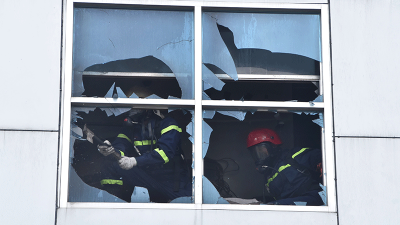 Lực lượng chữa cháy phá một số khung cửa sổ để thoáng khí bên trong.