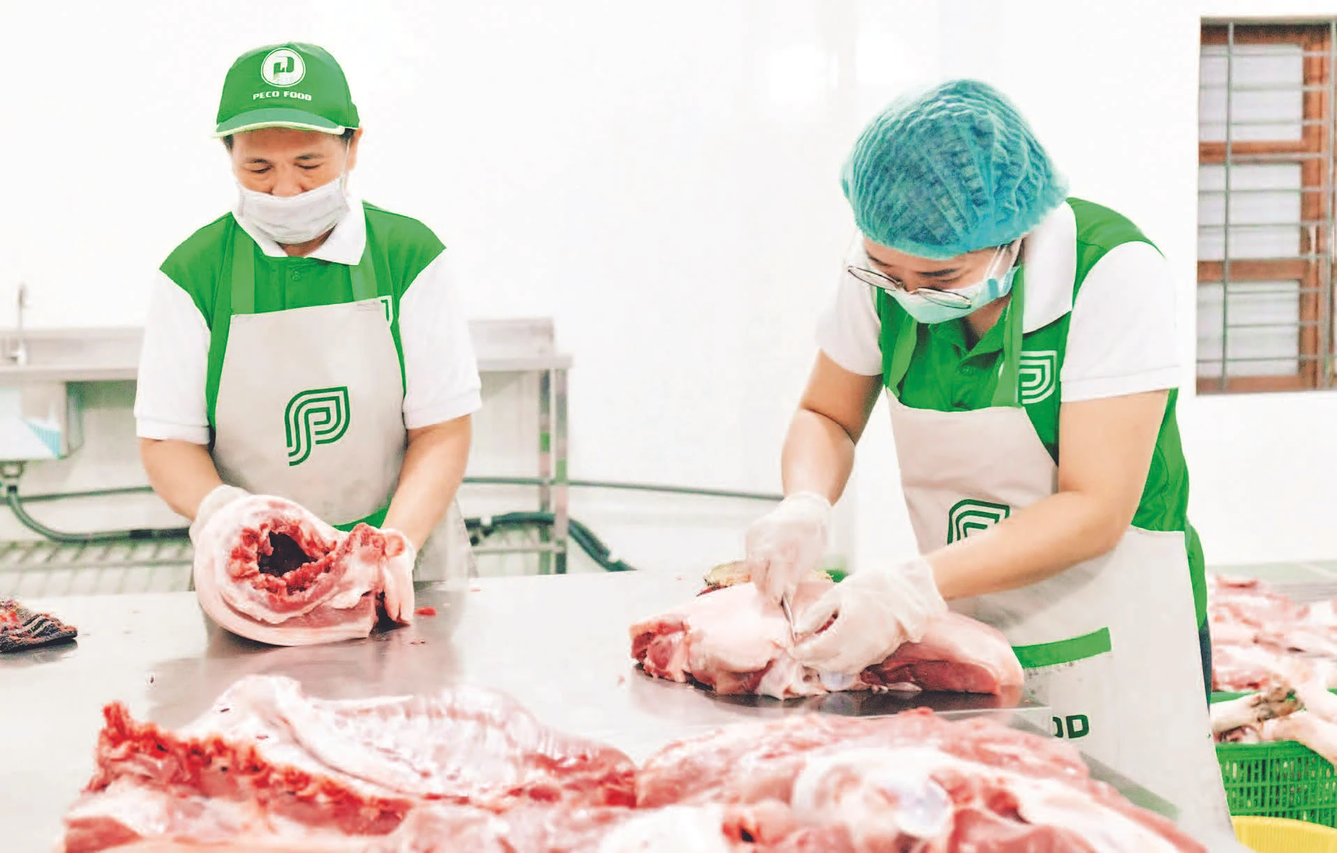 Sản xuất, chế biến thực phẩm từ thịt heo thảo mộc tại Peco Food. 