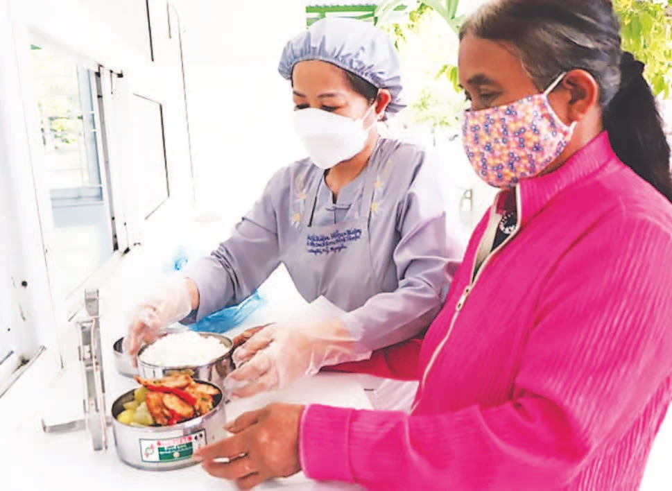 Bệnh nhân nhận suất ăn miễn phí từ bếp ăn "Hiểu và Thương" tại Bệnh viện Đa khoa tỉnh Ninh Thuận. 