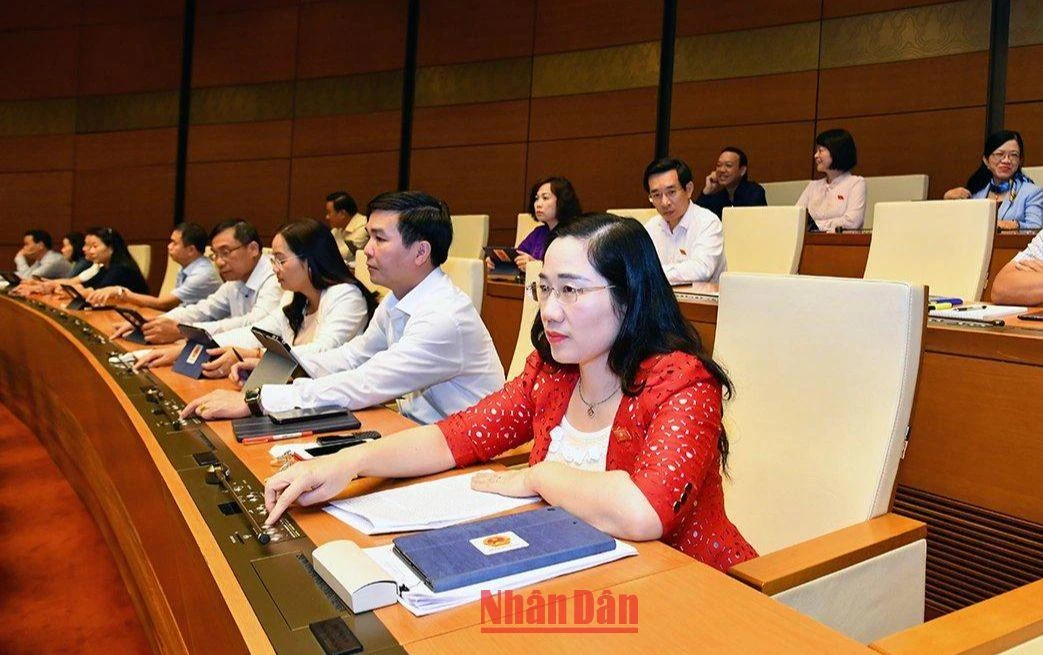Các đại biểu Quốc hội biểu quyết thông qua Nghị quyết về dự toán ngân sách nhà nước năm 2023 trong phiên họp chiều 11/11. (Ảnh: THỦY NGUYÊN)