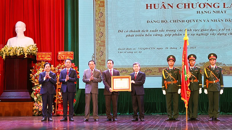Đảng bộ, chính quyền và nhân dân tỉnh Vĩnh Long vinh dự đón nhận Huân chương Lao động hạng Nhất. 