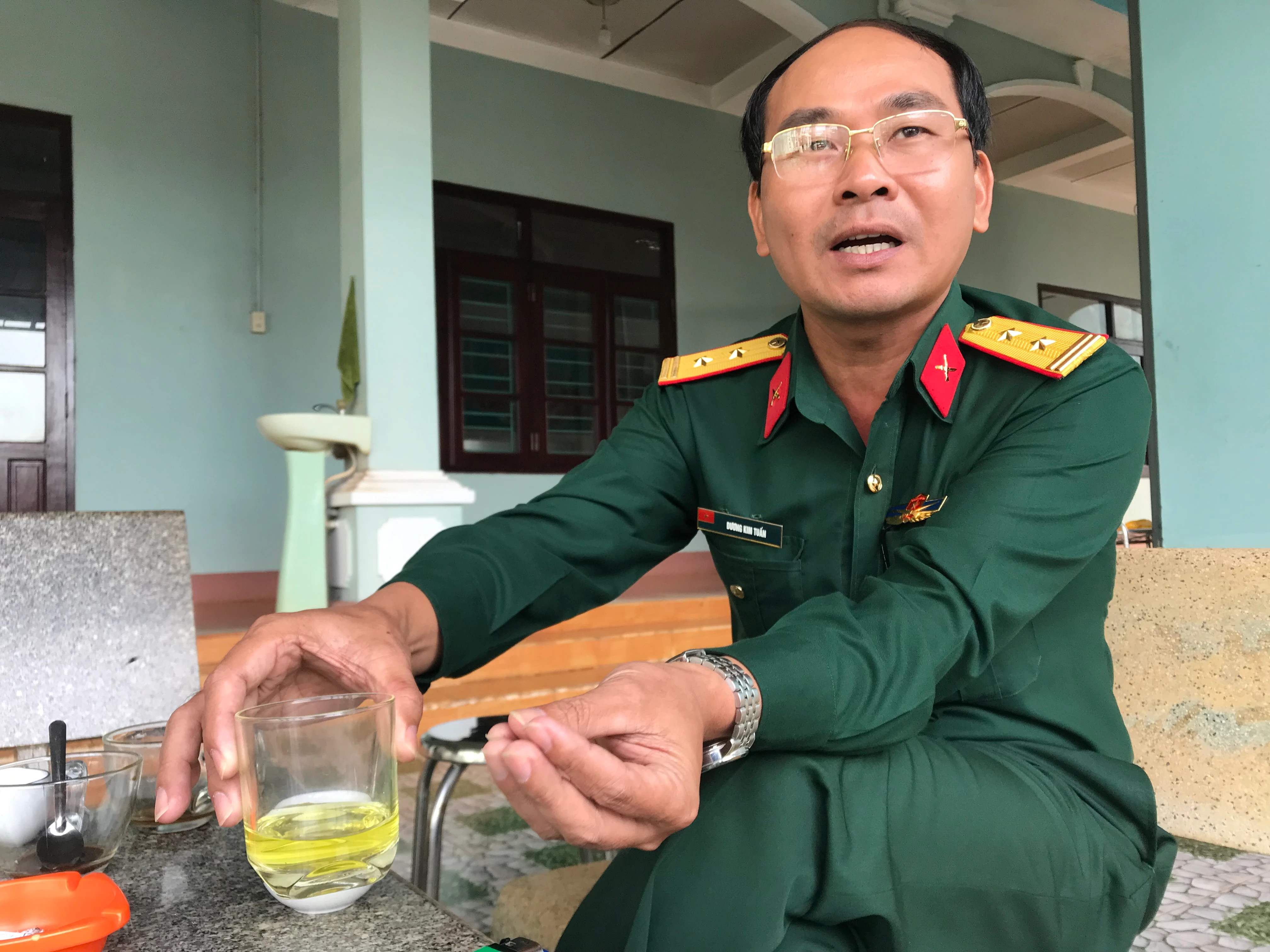 Trung tá Dương Kim Tuấn chia sẻ về kinh nghiệm điều hành công việc trên địa bàn rất rộng do đơn vị quản lý.