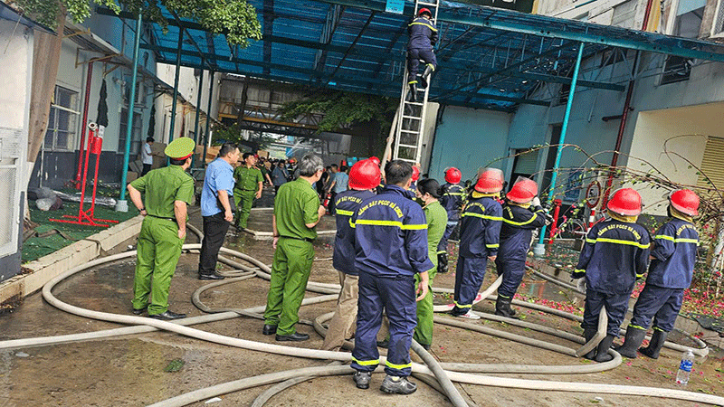 Lực lượng chữa cháy tiếp cận hiện trường, tích cực chữa cháy. 