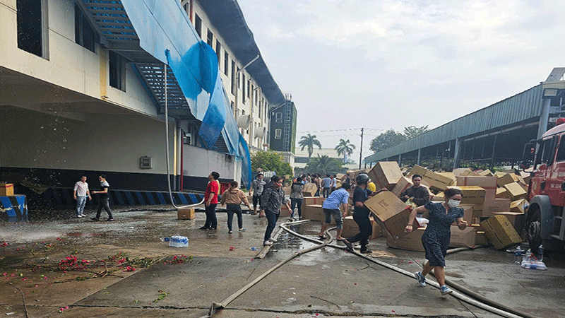 Nhân viên công ty vận chuyển hàng hóa ra bên ngoài.