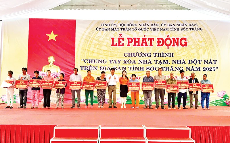Lãnh đạo tỉnh Sóc Trăng và nhà tài trợ trao bảng tượng trưng nhà ở cho hộ nghèo tại lễ phát động.