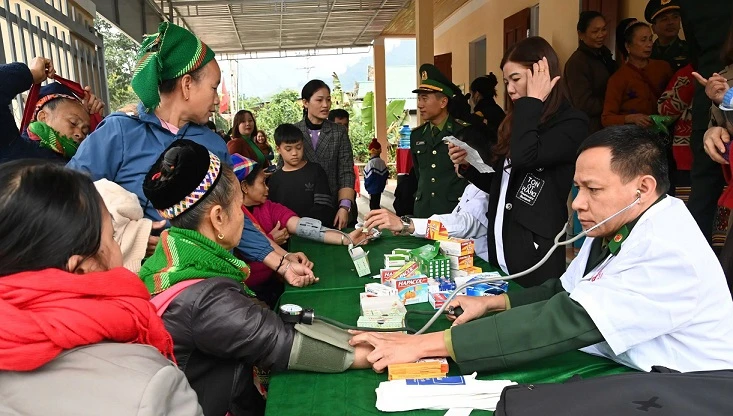 Tại ngôi nhà thiện nguyện, Quân y Đồn Biên phòng Nhôn Mai khám bệnh, cấp thuốc miễn phí cho đông đảo đồng bào.
