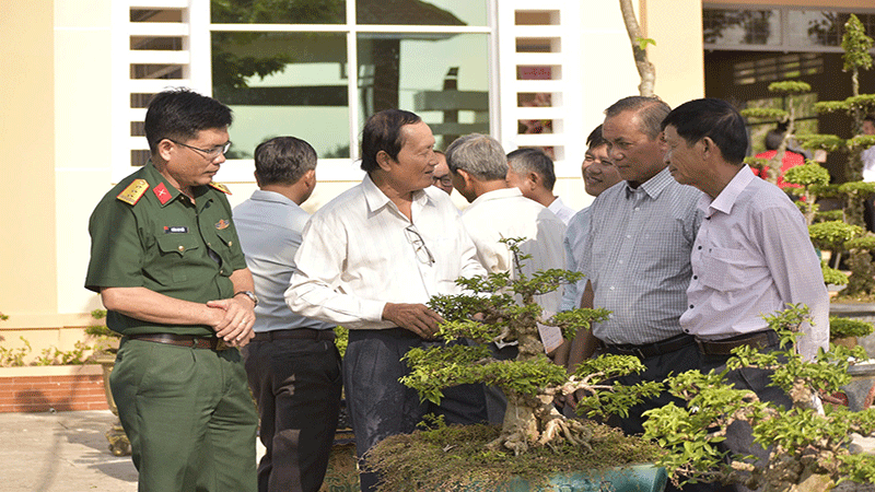 Khách tham quan mai nu ở xã Thạnh Nhựt, huyện Gò Công Tây (Tiền Giang). Khách tham quan mai nu ở xã Thạnh Nhựt, huyện Gò Công Tây (Tiền Giang).