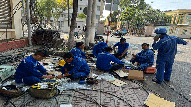 Các bộ phận kỹ thuật Viễn thông Tiền Giang tích cực khắc phục sự cố.