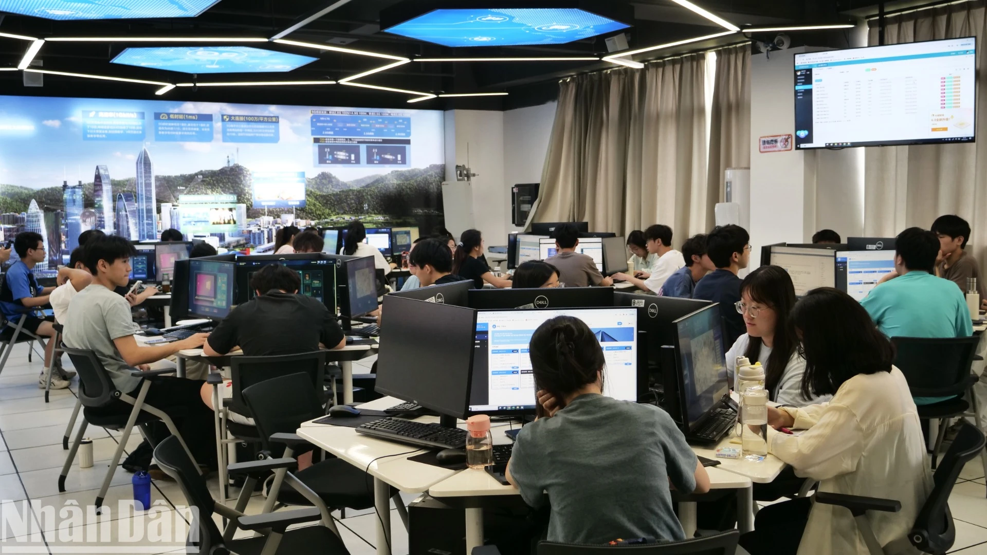 Một lớp học công nghệ cao tại Trường Đại học Kỹ thuật và Nghề nghiệp Thâm Quyến.