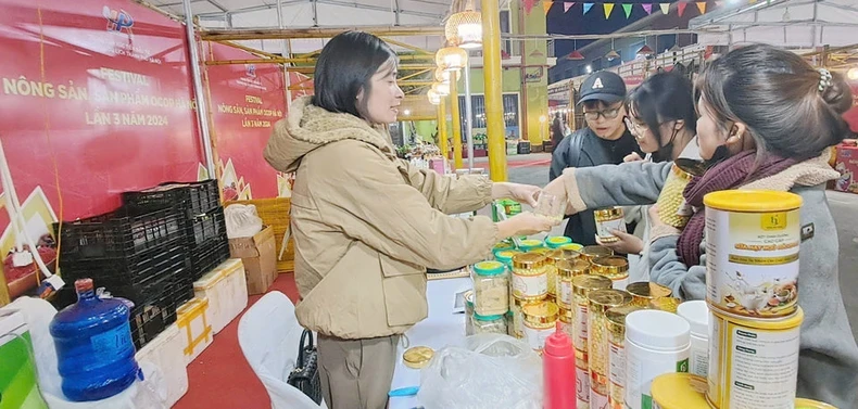 Người tiêu dùng mua sản phẩm OCOP tại Festival nông sản, sản phẩm OCOP Hà Nội lần 3 năm 2024.