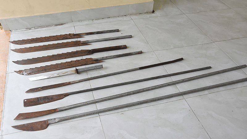 Hung khí mà các đối tượng mang đi gây rối trật tự công cộng.