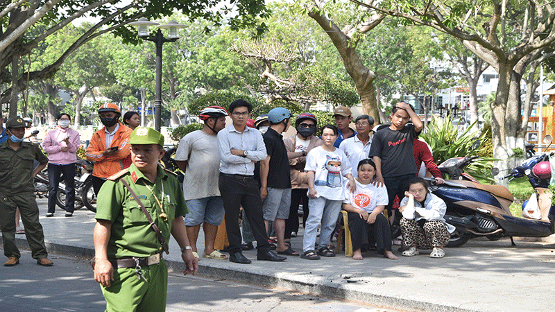 Người thân ngồi chờ bên ngoài và mong có người thân thoát được ra bên ngoài nhưng đều thất vọng.